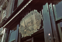 115536 Afbeelding van het wapenbord boven de ingang van de winkel van de tabak- en sigarenfabriek B.C. van Straelen (De ...